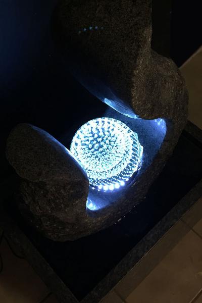 Granitbrunnen, Crystal Flame, Beleuchtung, Garten & Wohnen
